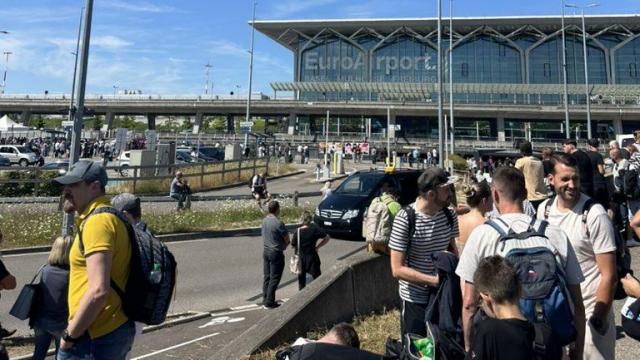 Imagen de los pasajeros evacuados del aeropuerto de Basilea-Mulhouse-Friburgo.