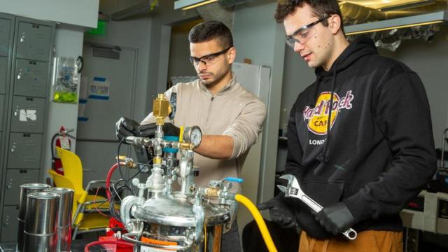 Dos de los investigadores trabajando en el reactor de hidrógeno