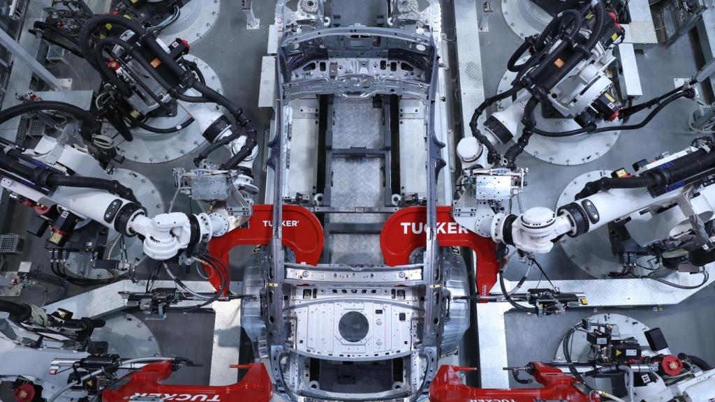 Proceso de ensamble automático del Su7 en la fábrica de Xiaomi en Pekín (China)
