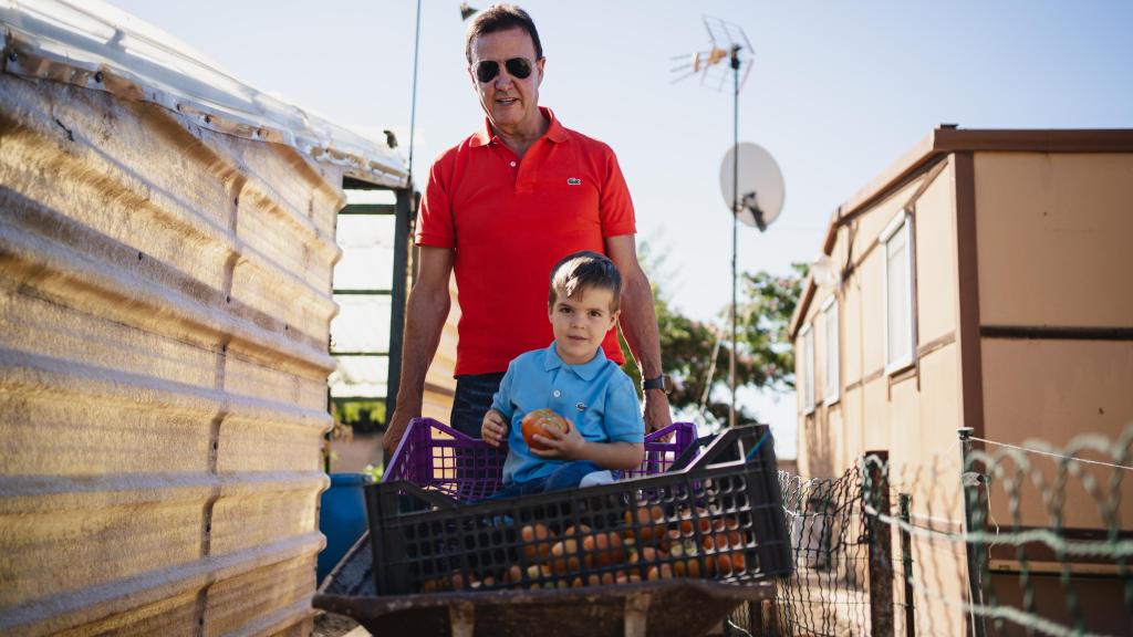 José Ramón de la Morena con su hijo y sus tomates en el carrillo de mano.