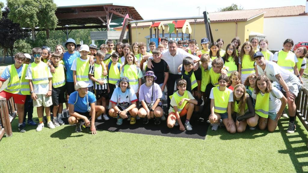 Foto de despedida de los campamentos deportivos de la Diputación.