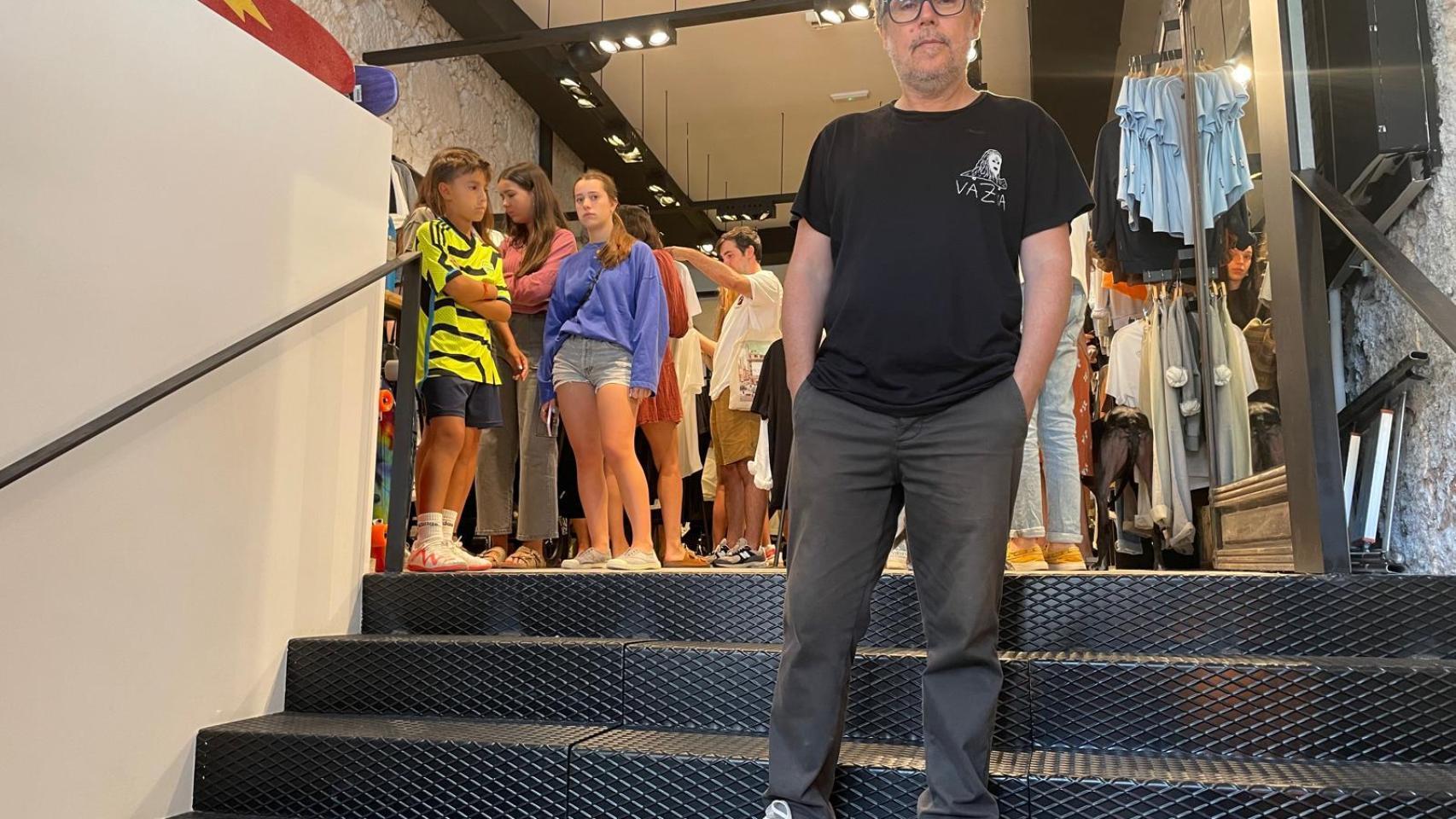Iván Ferreiro, con una camiseta de Vazva hoy en la tienda de la calle Real.