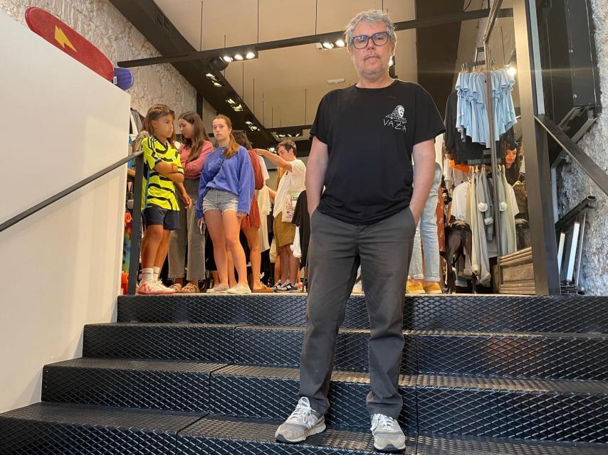 Iván Ferreiro, con una camiseta de Vazva hoy en la tienda de la calle Real.