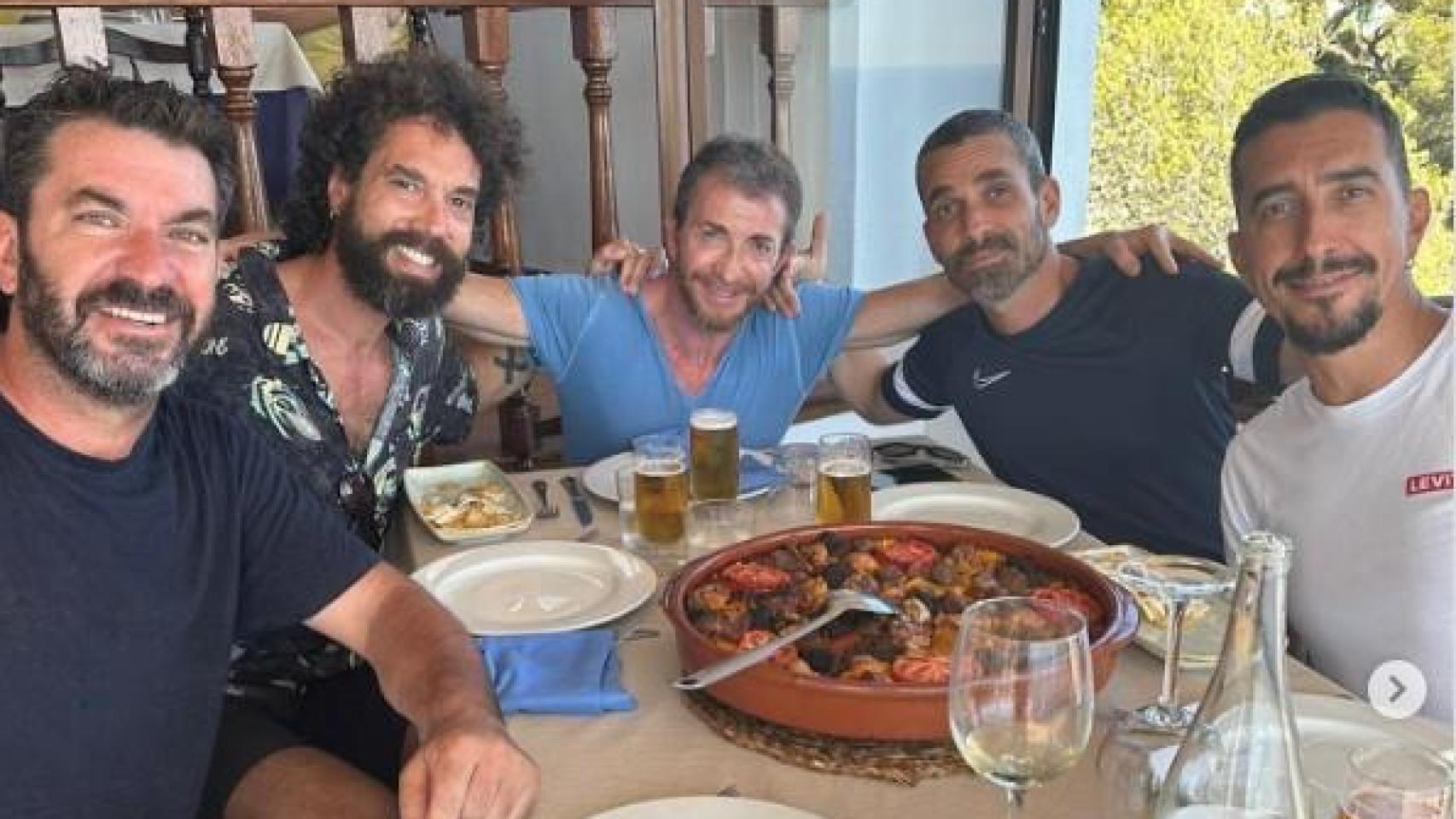 Arturo Valls, Juan Ibáñez, Pablo Motos, Damián Molla y Marron comiendo en un restaurante en Jávea.