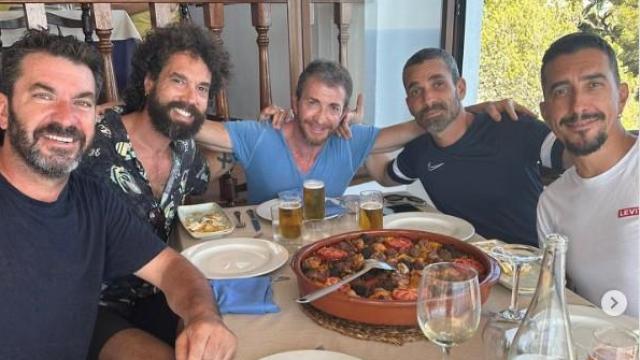 Arturo Valls, Juan Ibáñez, Pablo Motos, Damián Molla y Marron comiendo en un restaurante en Jávea.