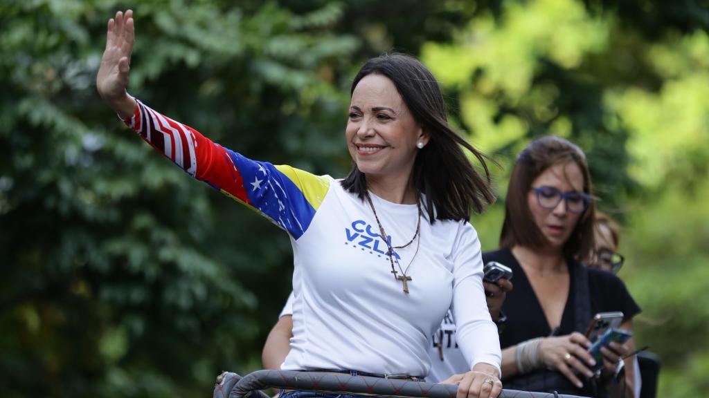 La líder opositora venezolana, María Corina Machado, saluda antes del cierre de campaña.