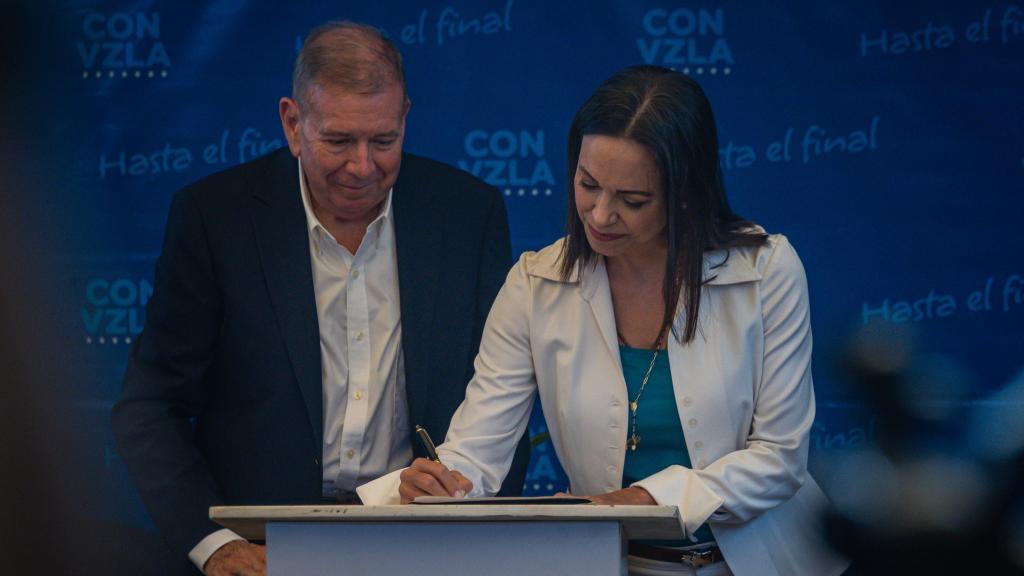 La líder antichavista María Corina Machada firma un documento en el que se compromete a la democratización del país en caso de ganar las elecciones presidenciales, junto a Edmundo González Urrutia.