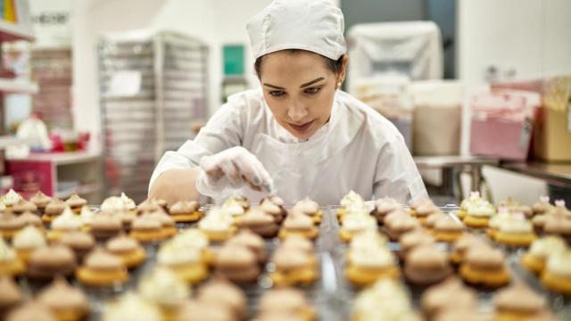 Mujer haciendo repostería.