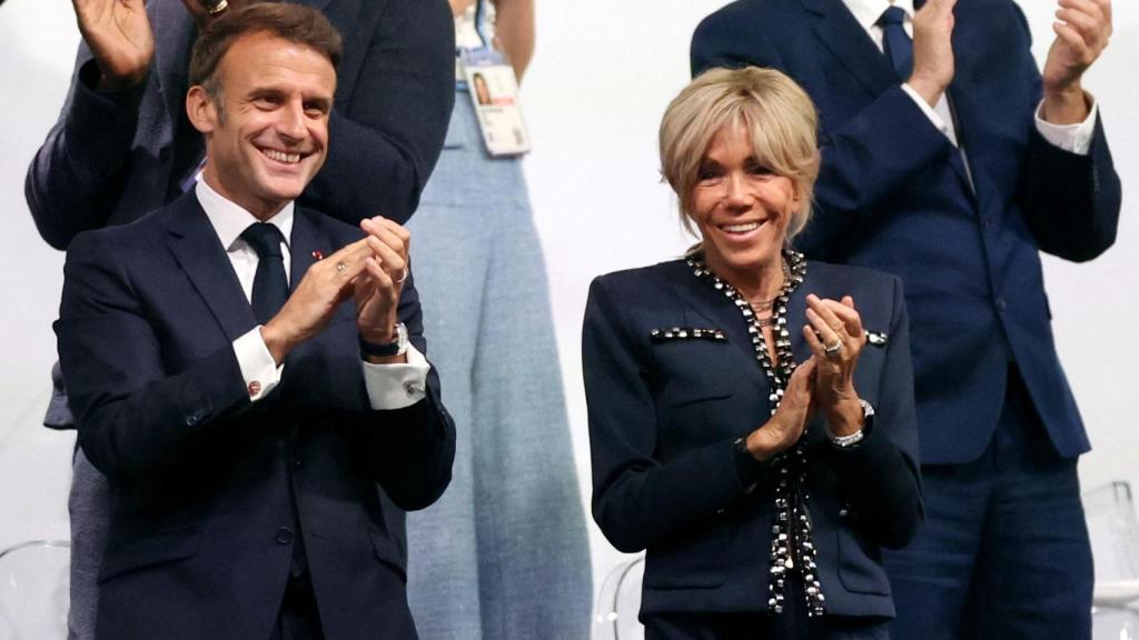 Emmanuel Macron y su esposa Brigitte aplauden en el palco, en la inauguración de los JJOO