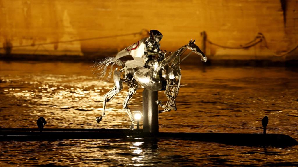 Un jinete galopa sobre un caballo de metal en el río Sena, durante la ceremonia de inauguración de los JJOO.
