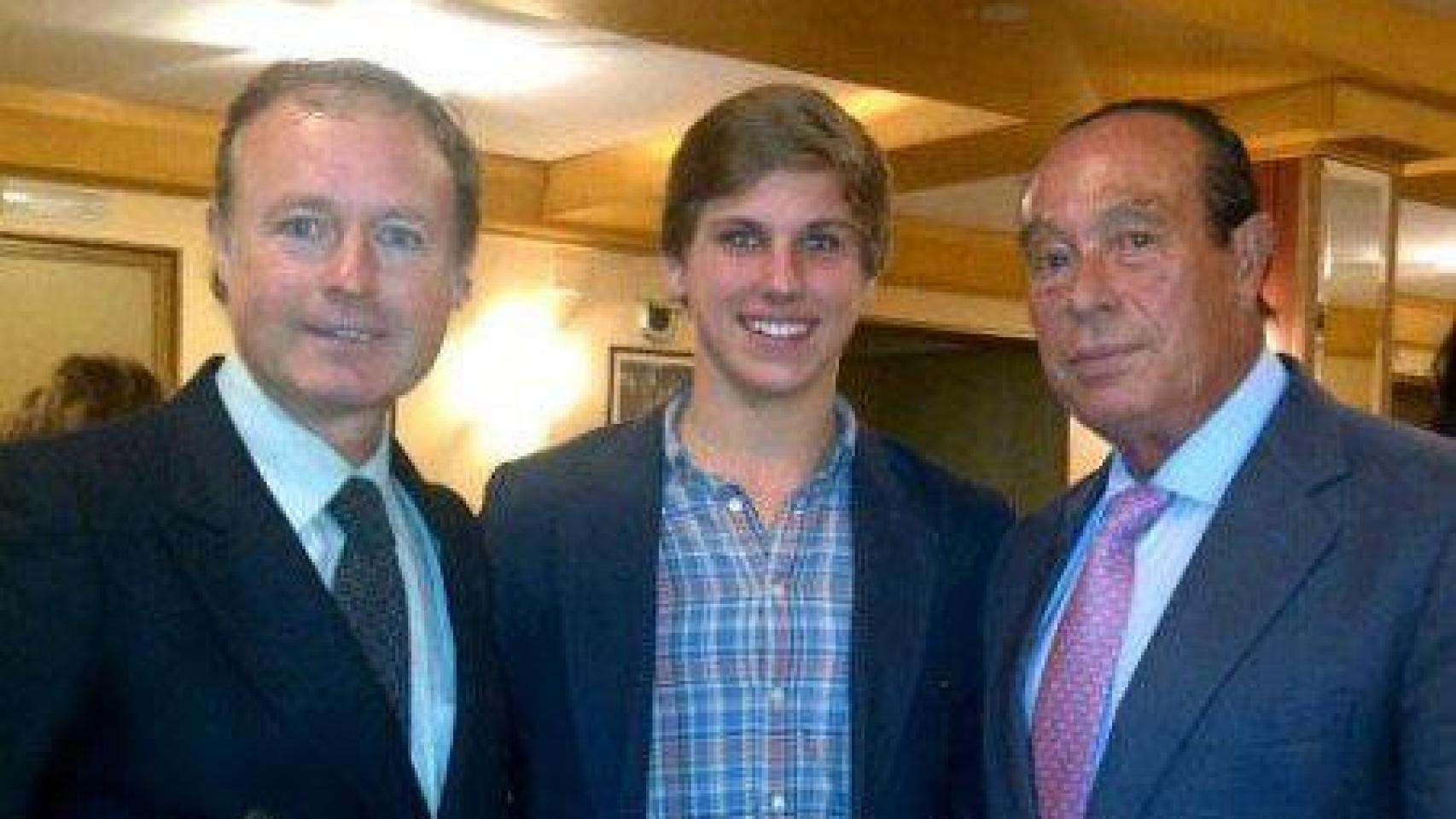 El periodista Pepe Luis Vázquez, junto a su tío y Curro Romero.