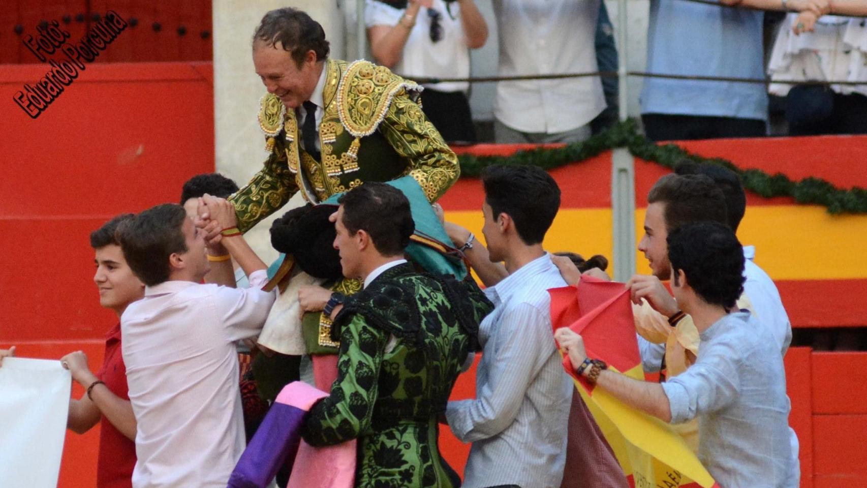 Pepe Luis Vázquez Silva, a hombros en la plaza de Granada en junio de 2017.