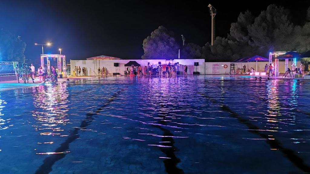 La vista nocturna de la piscina en la primera jornada del Low Festival 2024.