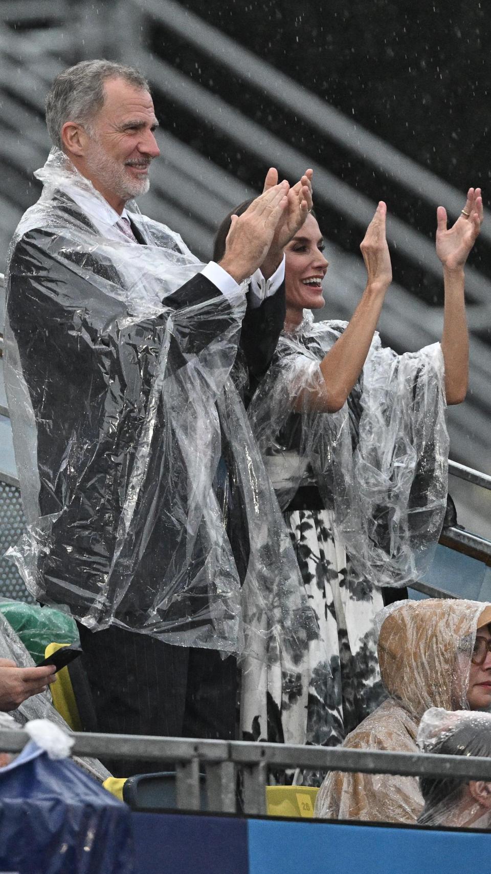 Felipe VI y Letizia, emocionados, aplaudiendo, pese a la pertinaz lluvia.