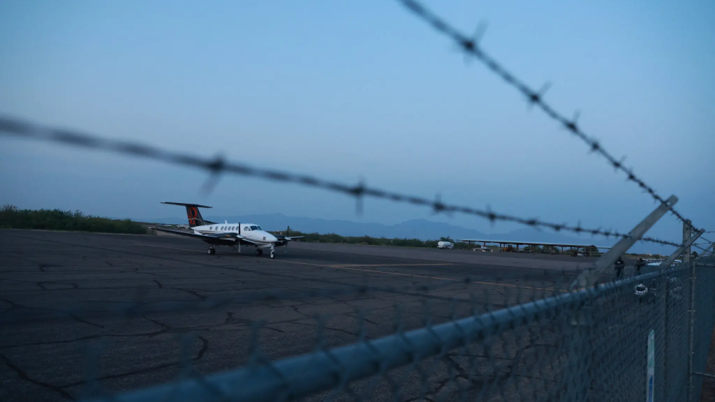 Un avión en Santa Teresa, Nuevo México, en el que se cree que viajaron Zambada García y Joaquín Guzmán López a Estados Unidos.