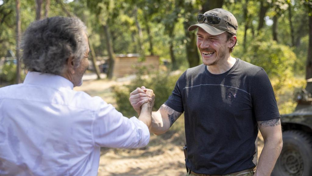 Bernard-Henri Lévy shaking hands with Denys Prokopenko, commander of the Azov Regiment and lieutenant colonel.