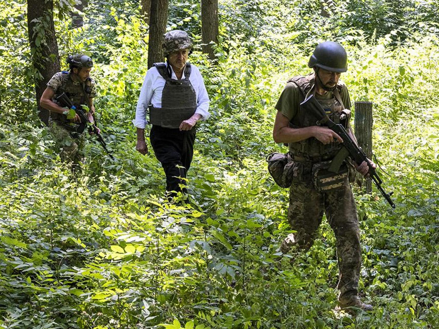 Bernard-Henri Lévy con los militares del Ejército ucraniano