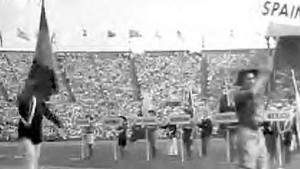 Fabián, abanderado nacional, en los Juegos Olímpicos de Londres 1948. Desfile inaugural en el estadio de Wembley. Archivo particular de la familia Vicente del Valle.