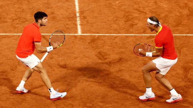 Carlos Alcaraz y Rafa Nadal celebran un punto en su debut como pareja de dobles en los JJOO