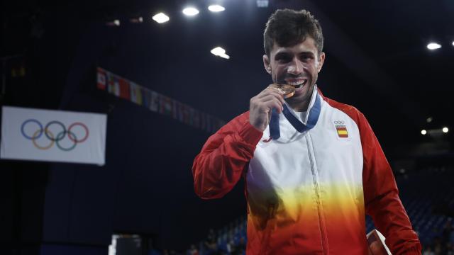 Fran Garrigós muerde la medalla de bronce obtenida en los Juegos Olímpicos.