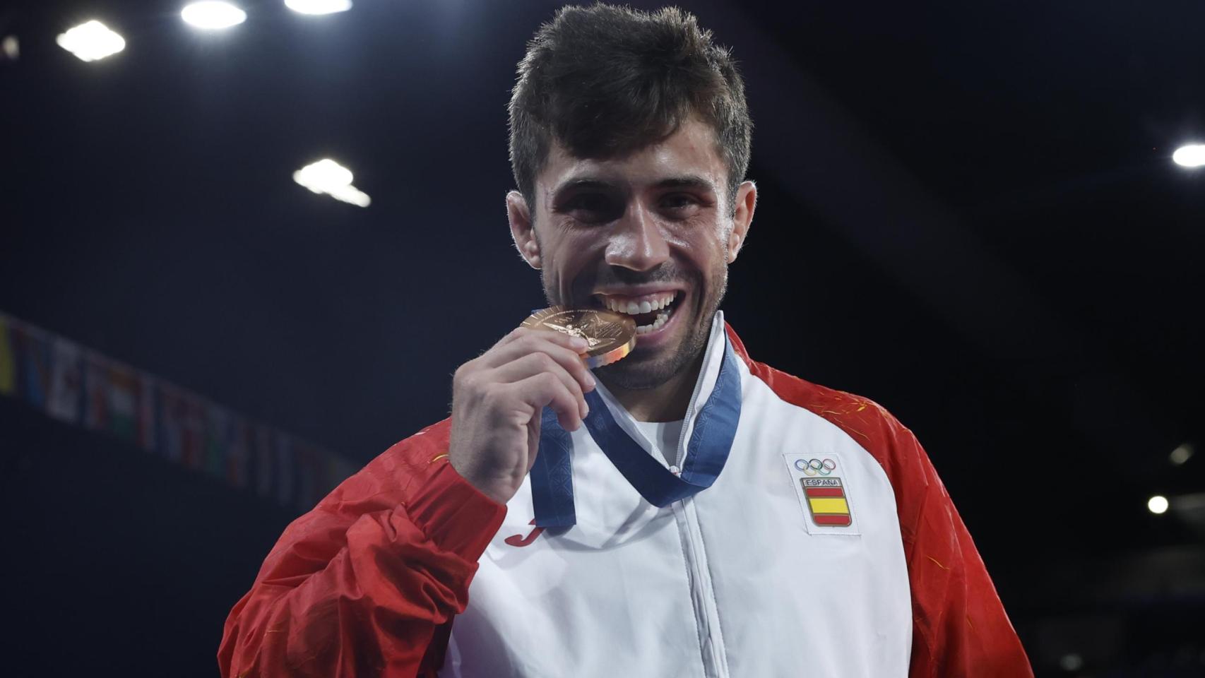 Fran Garrigós muerde la medalla de bronce obtenida en los Juegos Olímpicos.