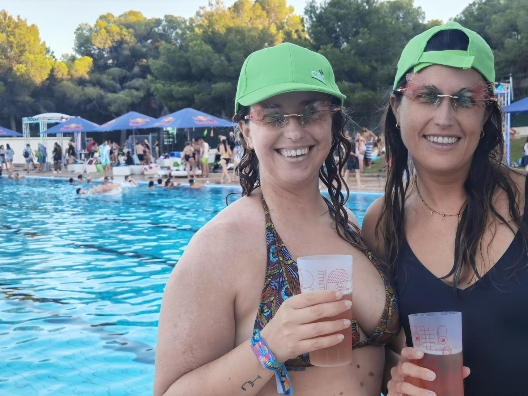 Vivir un festival de música con piscina (y cerveza) incluida: los lujos del  Low en Benidorm