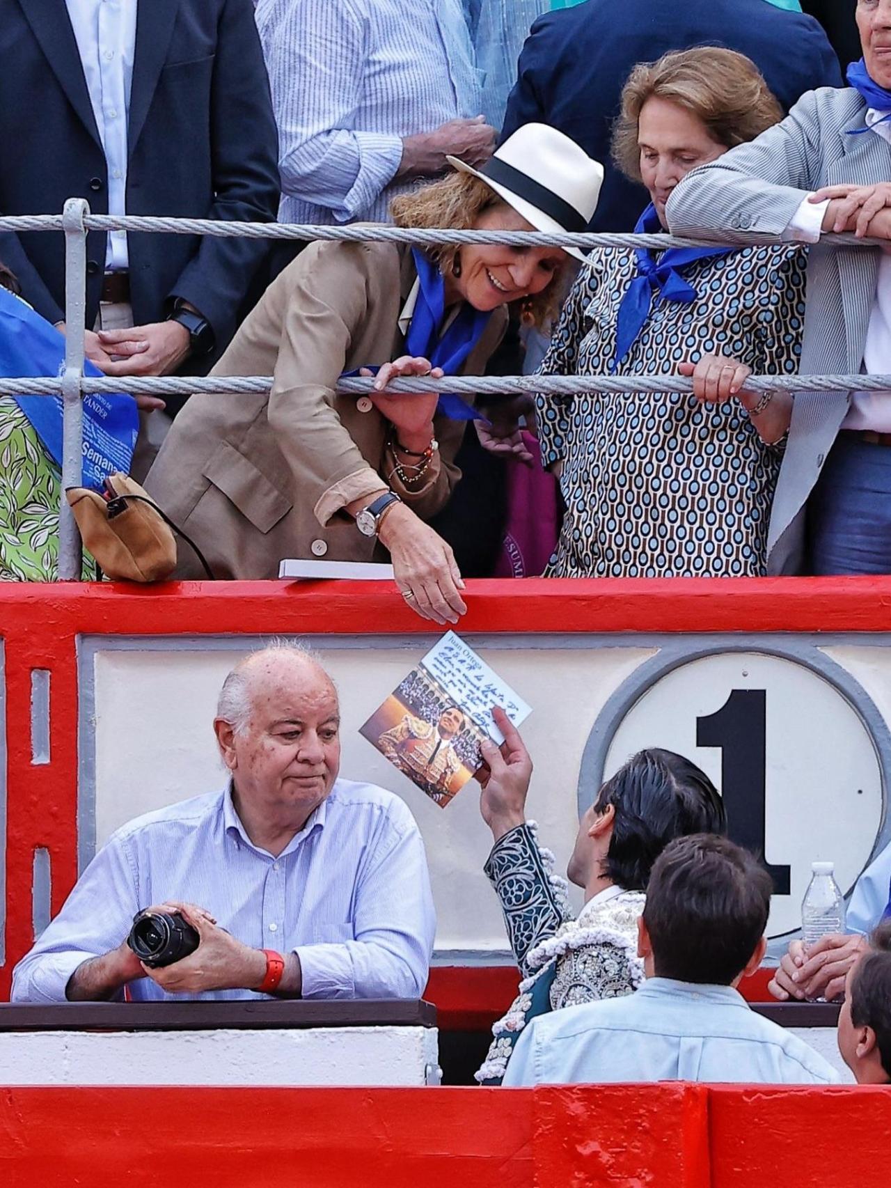 Imágenes del día: la especial dedicatoria que Juan Ortega le entrega a la  infanta Elena tras una corrida de toros en Santander