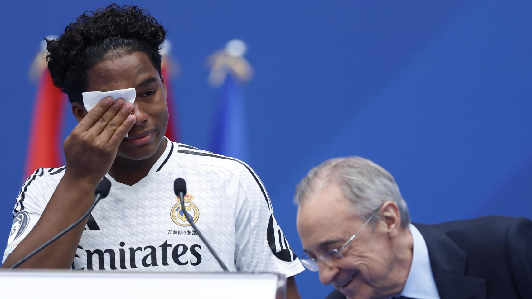 Endrick, emocionado durante su presentación como jugador del Real Madrid.