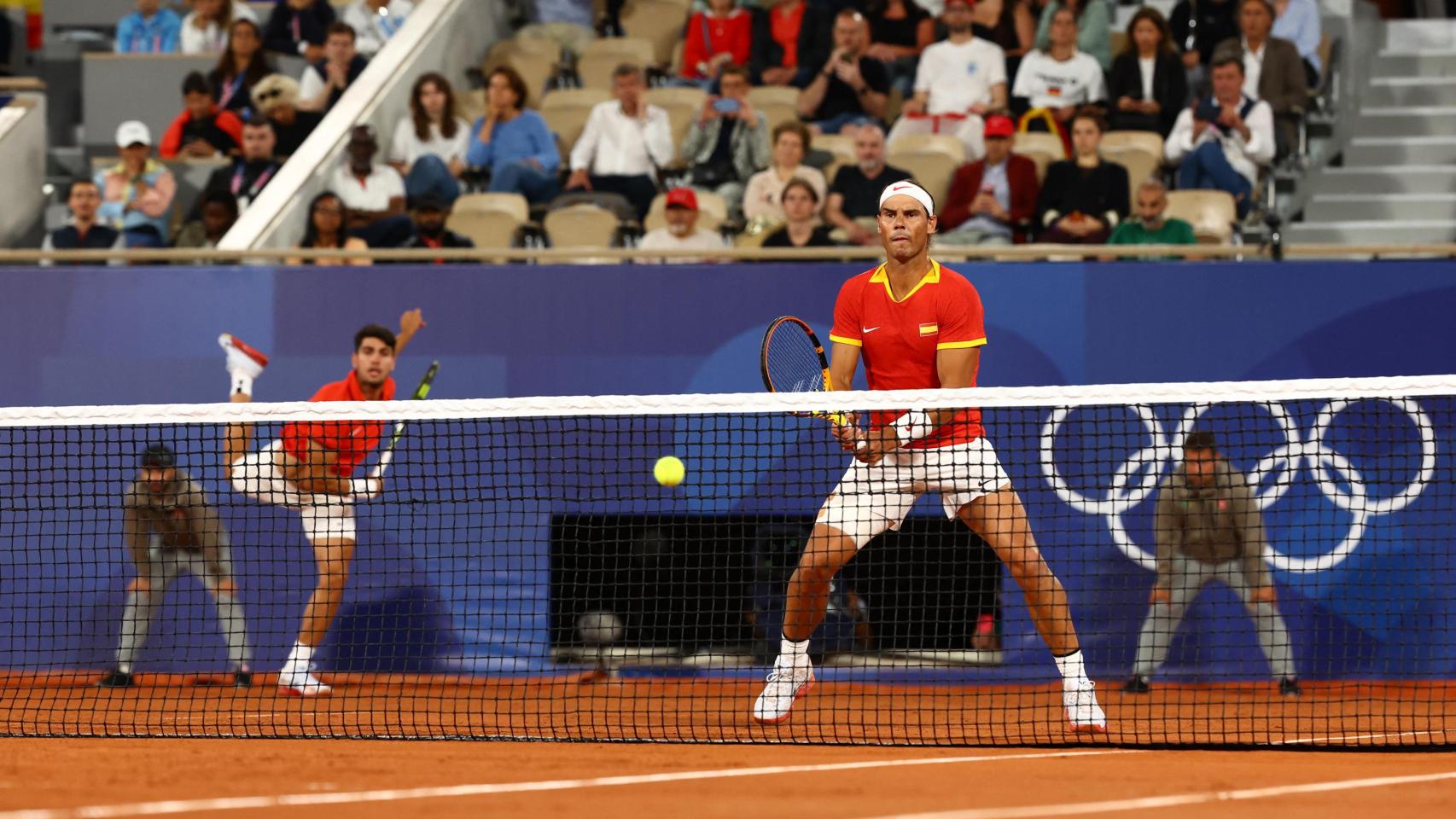 Rafa Nadal y Carlos Alcaraz, durante su debut en los dobles de los Juegos Olímpicos.
