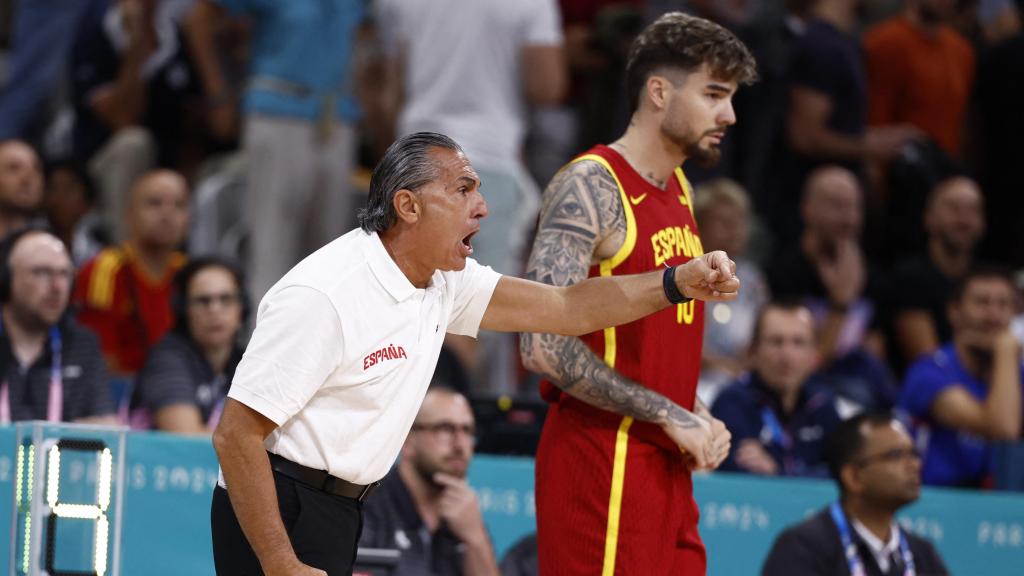 Sergio Scariolo da instrucciones con Juancho Hernangómez de fondo.