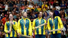 El equipo australiano de natación de 4x100 estilo libre celebra su medalla de oro