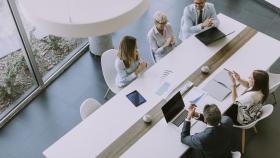 Grupo de empresarios trabajando juntos.