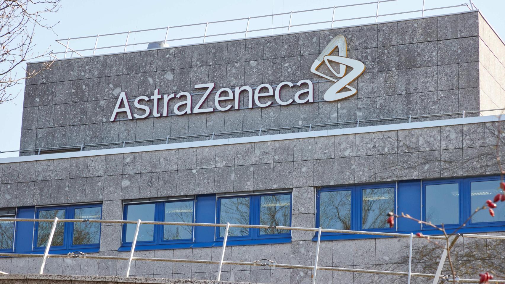 Logo de la empresa farmacéutica Astrazeneca en el edificio de su sede de Wedel (Alemania).