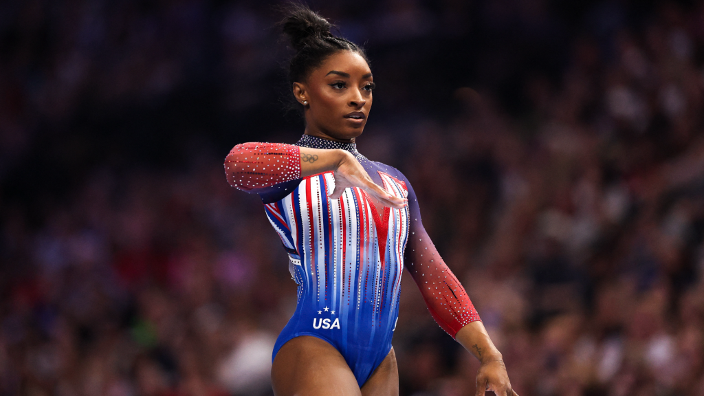 Simone Biles compite durante las pruebas para el equipo olímpico de gimnasia de Estados Unidos (2024).