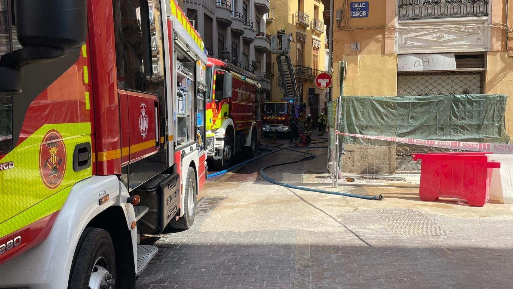 Los bomberos trabajando en el incendio.