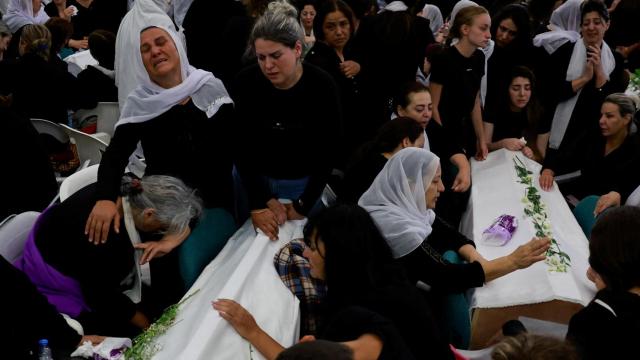 Las familias de los niños muertos en el ataque contra un campo de fútbol en los Altos del Golán lloran su pérdida.