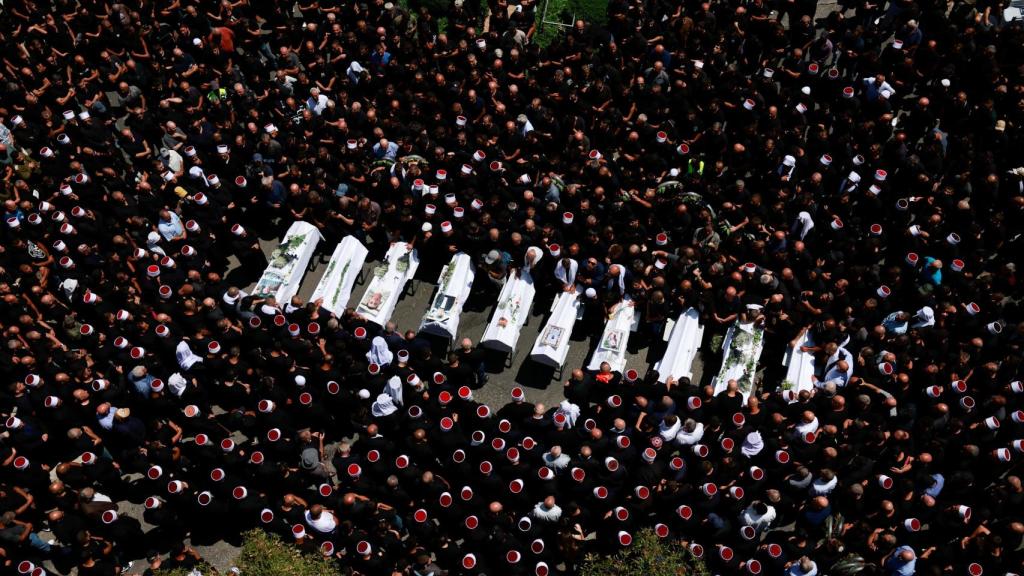 Funeral de los niños que murieron en un campo de fútbol por un cohete lanzado desde el Líbano.