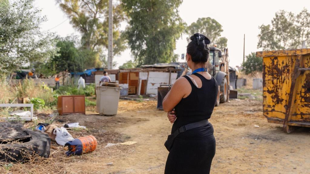 Una mujer observa el derribo de las viviendas de El Vacie.
