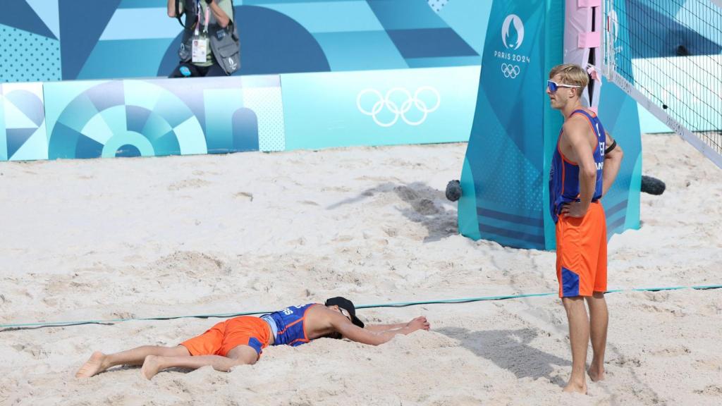 Steven van de Velde, olímpico neerlandés de voleibol playa, junto a su compañero
