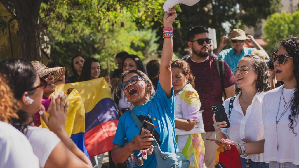 Una joven corea palabras como libertad en la concentración de los venezolanos a las puertas del Centro Cultural Fernando de los Ríos.