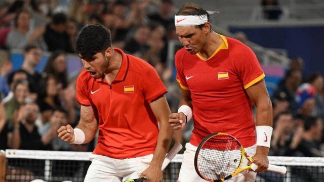 Carlos Alcaraz y Rafael Nadal celebran un punto al unísono