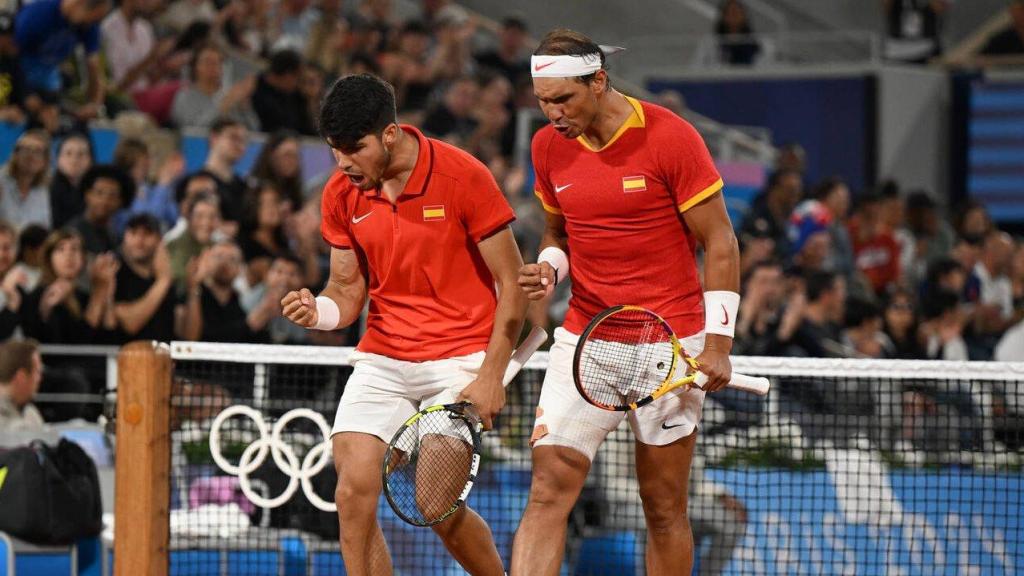 Carlos Alcaraz y Rafael Nadal celebran un punto al unísono