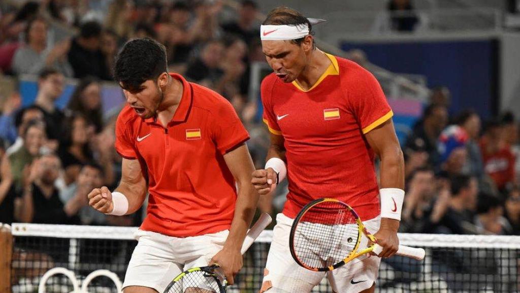 Carlos Alcaraz y Rafael Nadal celebran un punto al unísono