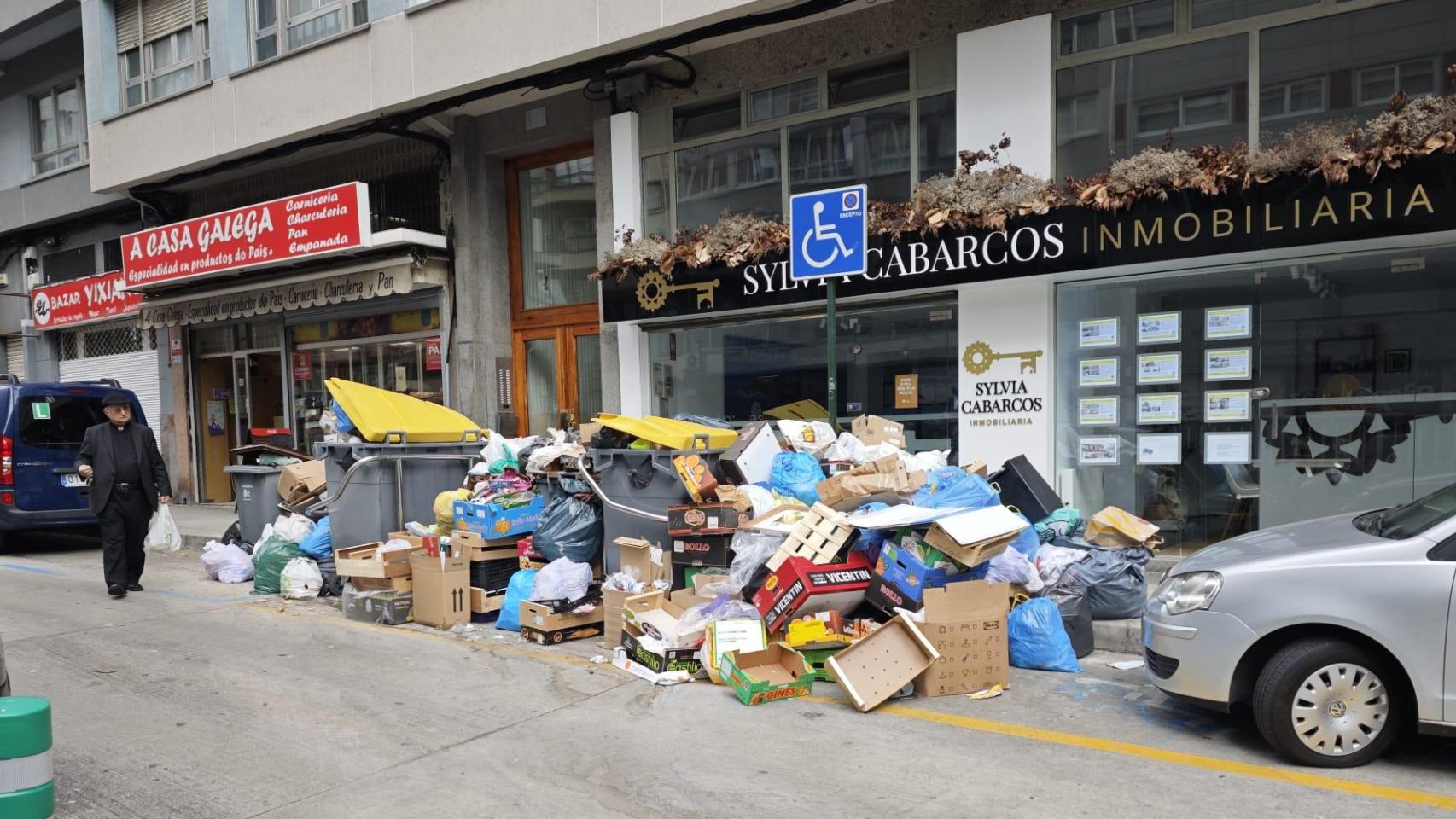 Dos establecimientos afectados por la huelga de basura de A Coruña