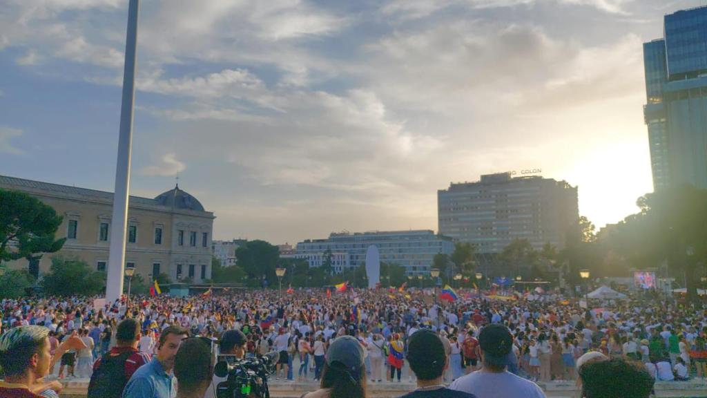 Miles de venezolanos se citan en Colón este domingo para seguir los resultados electorales.