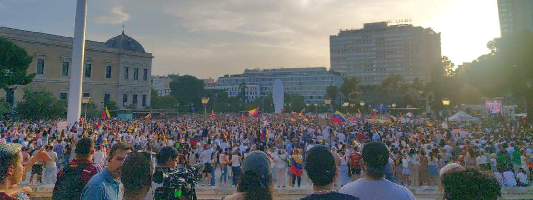 Miles de manifestantes en la concentración en Colón contra el régimen de Maduro.