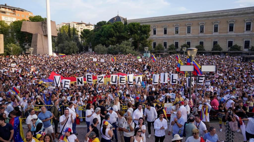 Venezolanos congregados en la plaza de Colón de Madrid