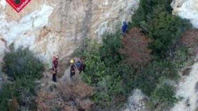 Los bomberos durante el rescate.