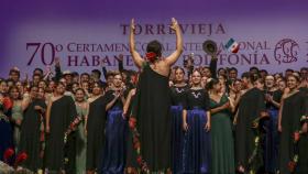 El coro de la Universidad de Guadalajara celebra su participación.