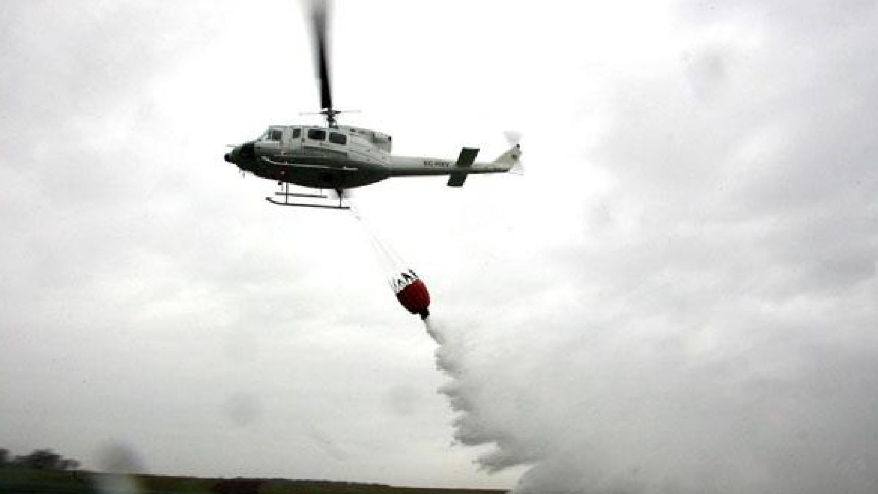 Un helicóptero en la lucha contra el fuego en Castilla y León.